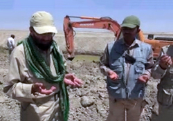 لحظه کشف پیکر یک شهید با لباس مشکی، یک روز قبل از آغاز محرم + فیلم