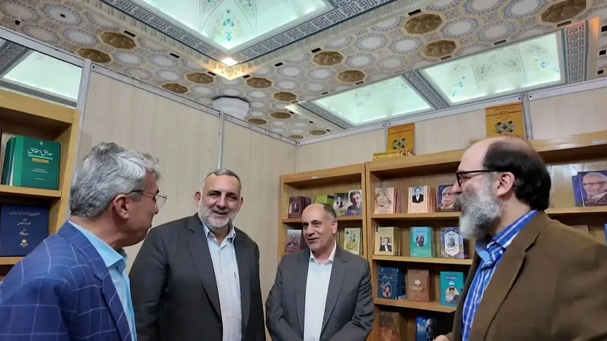 نصب بنر خلیج فارس در نمایشگاه کتاب تهران + فیلم